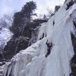 Alpine-Erlebnistage-Winter---Eisklettern