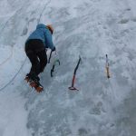 Alpine-Erlebnistage-Winter---Eisklettern-Tritttechnik