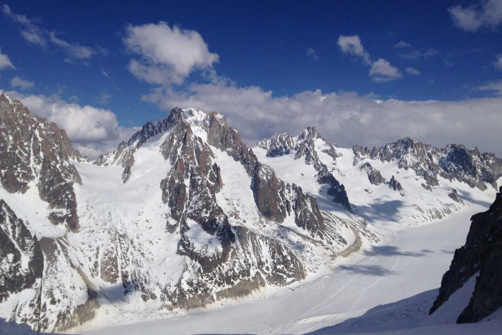Haute-Route-Chamonix-Zermatt---Blick-auf-Argentiere-Gletscher-und-Anstieg-zum-Col-du-Chardonet