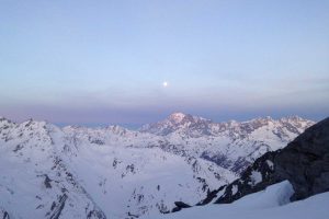 Haute-Route-Chamonix-Zermatt---Mont-Blanc-mit-Vollmond-bei-Sonnenaufgang