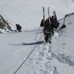 Skihochtourenkurs---Abstieg-am-Fixseil