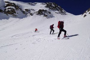 Skihochtourenkurs---Begehen-und-Befahren-von-Übergängen-in-den-Hohen-Tauern