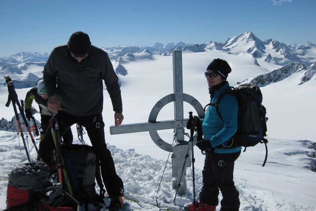 Skihochtourenkurs---Fluchtkogel-Gipfel-in-den-Ötztaler-Alpen