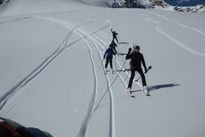 Skihochtourenkurs---Skiabfahrt-am-Gletscher-mit-Seil