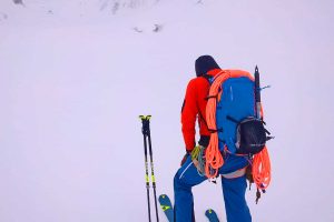 Skiroute-Hoch-Tirol---Bergführer-beim-Orientieren