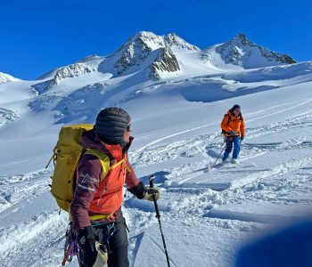 Skitour-Ötztaler-Wildspitze---Skiabfahrt-am-Taschachferner