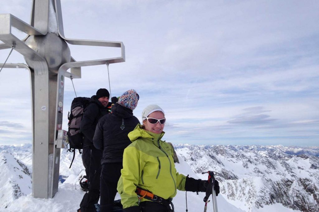Skitour-Zuckerhütl-im-Stubaital---Gipfel-mit-Bergsteiger