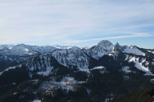 Skitour-für-Einsteiger-im-Spitzingseegebiet---Blick-Richtung-Österreich