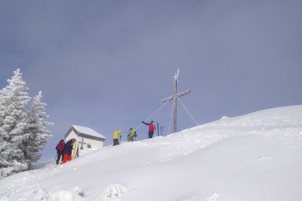 Skitour-für-Einsteiger-in-den-Chiemgauer---Spitzstein-Gipfel-mit-Kapelle