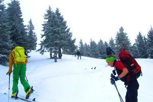Skitour-für-Einsteiger-in-den-Chiemgauer---Spuranalage-im-Aufstieg