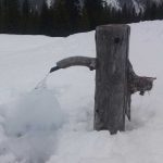 Skitouren-im-Lesachtal---gefrorener-Brunnen