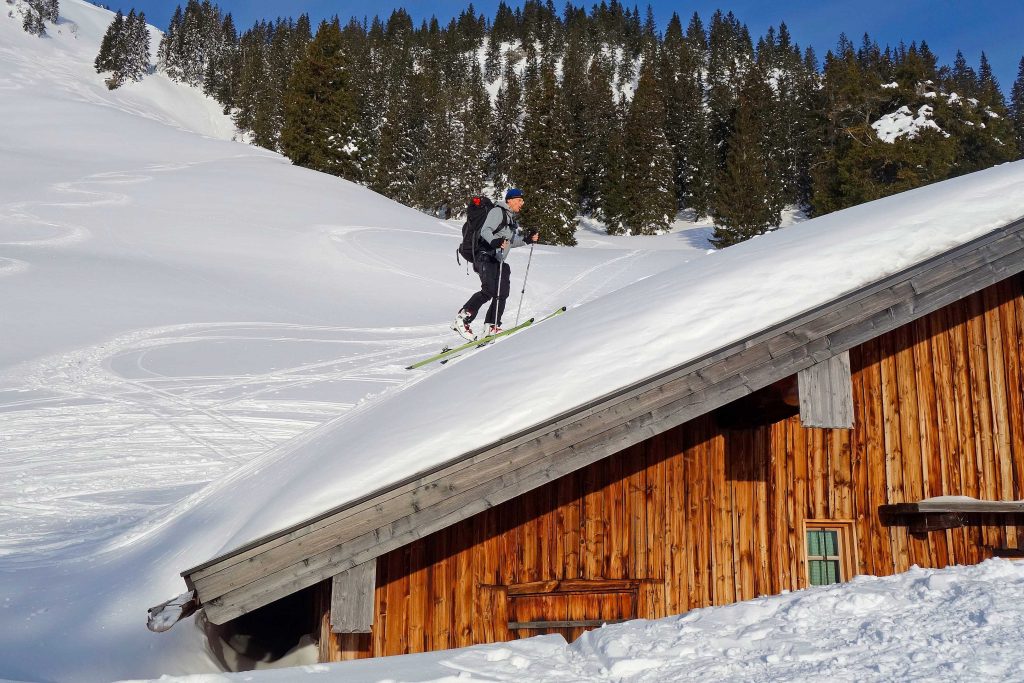 Skitourenkurs-für-Einsteiger---Aufstieg-bei-viel-Schnee