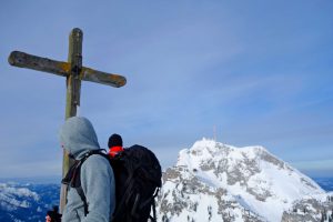 Skitourenkurs-für-Einsteiger---Lacherspitz-mit-Blick-zum-Wendelstein