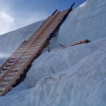 4000er-für-Einsteiger---Leiter-über-eine-Gletscherspalte
