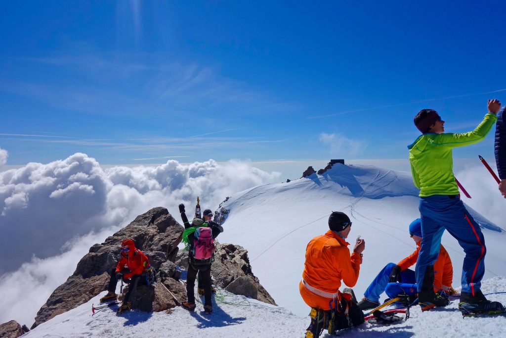 4000er-im-Wallis-Monte-Rosa---Zumsteinspitze-mit-Blick-zur-Signalkuppe-und-Margherita-Hütte