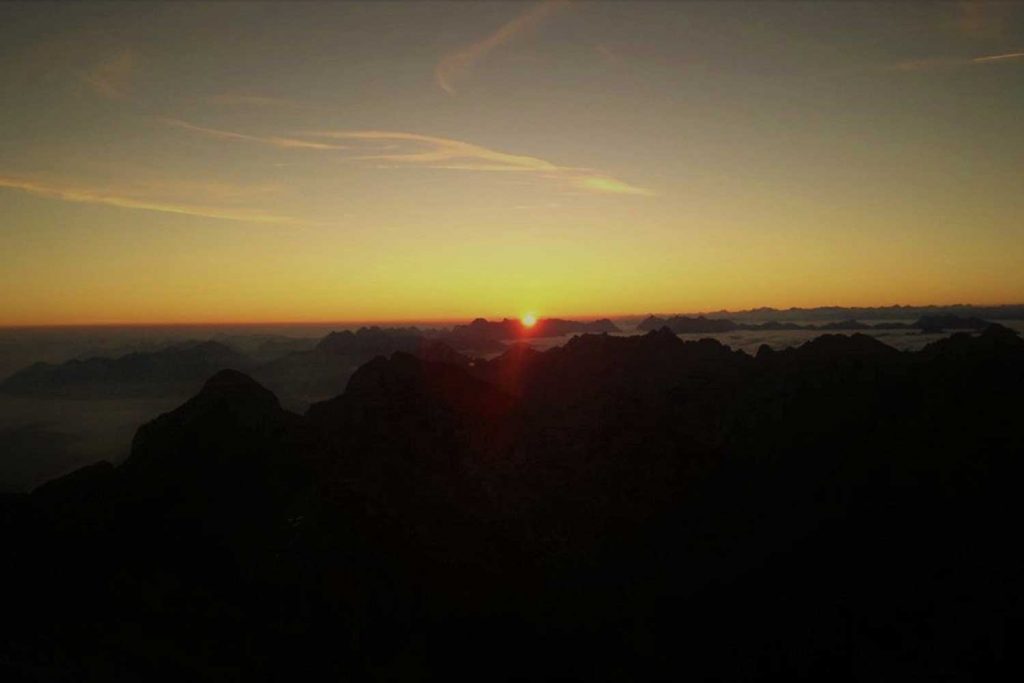 Jubiläumsgrat-Sonnenaufgang-auf-der-Zugspitze