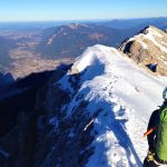 Jubiläumsgrat-im-Winter-Zugspitze-mit-Blick-Richtung-Alpspitze
