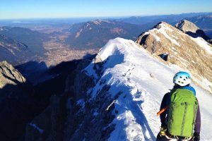 Jubiläumsgrat-im-Winter-Zugspitze-mit-Blick-Richtung-Alpspitze