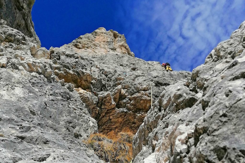 Klettern-in-den-Dolomiten---Bergführer-im-Vorstieg