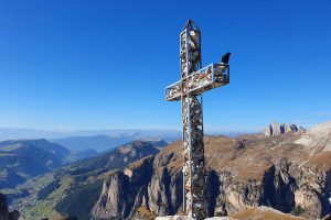 Klettern-in-den-Dolomiten---Gipfelkreuz-Dolomiten