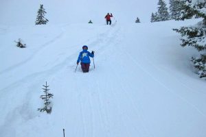 Lacherspitz-als-Winterwanderung---Abstieg-bei-Neuschnee