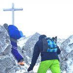 Lacherspitz-als-Winterwanderung---Die-letzten-felsigen-Meter-zum-Lacherspitz-Gipfel