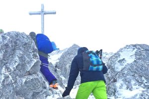 Lacherspitz-als-Winterwanderung---Die-letzten-felsigen-Meter-zum-Lacherspitz-Gipfel