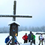Schneeschuhtour-zum-Sonntagshorn---typisches-Marterl-in-den-Alpen