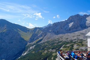 Wanderung-Ehrwalder-Alm-Gatterl-Zugspitze---Knorrhütte-mit-Blick-zum-Gatterl