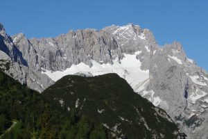 Wanderung-in-4-Tagen-durchs-Wetterstein--Blick-zur-Zugspitze