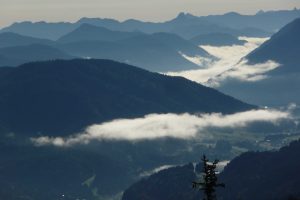 Wanderung in 4 Tagen durchs Wetterstein -Talblick nach Garmisch-Oartenkirchen vom Kreuzeckhaus