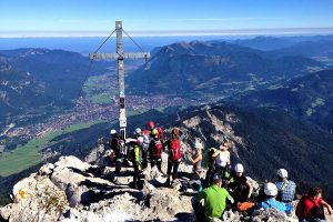 Alpspitz-Klettersteig---Nordwand-Ferrata---Alpspitz-Gipfel-Blick-Richtung-Garmisch-Partenkirchen