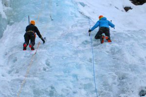 Eiskletterkurs-für-Einsteiger---Top-Rope-Klettern