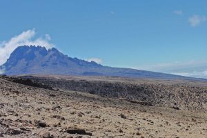 Kilimanjaro----Gipfeltag---Abstieg-unterhalb-Stella-Point-in-Richtung-Barafu-Camp---Blick-zum-Mawenzi-5148m
