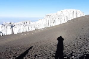 Kilimanjaro----Gipfeltag---an-den-Gletschern-des-Southern-Icefield-vorbei