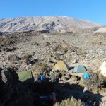 Kilimanjaro---Lemosho-Route---Pofu-Camp-ca.-4000-m---wärmende-erste-Sonnenstrahlen