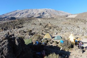Kilimanjaro---Lemosho-Route---Pofu-Camp-ca.-4000-m---wärmende-erste-Sonnenstrahlen