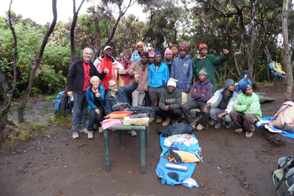 Kilimanjaro------Mweka-Hut-Camp-3080-m---Materialverlosung-und-Trinkgeldübergabe