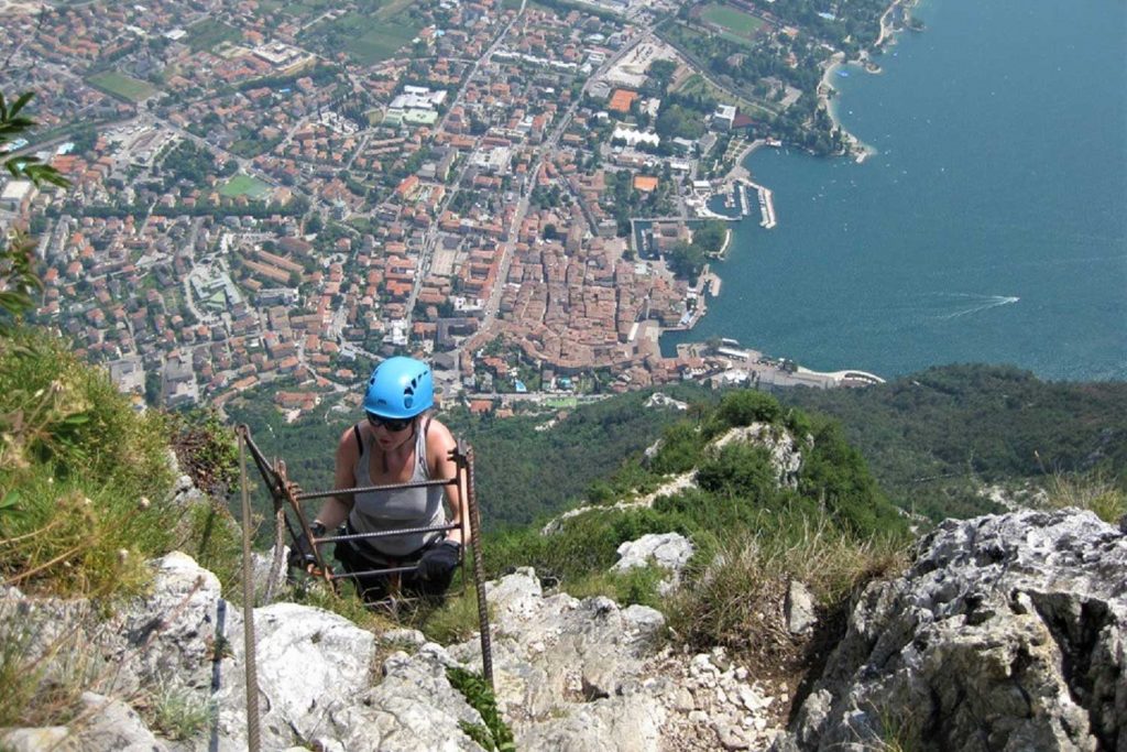 Klettersteige-am-Gardasee---Via-dell´Amicizia-mit-Blick-auf-Riva-del-Garda
