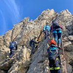 Mittenwalder-Klettersteig---Gruppe-an-einer-Leiter