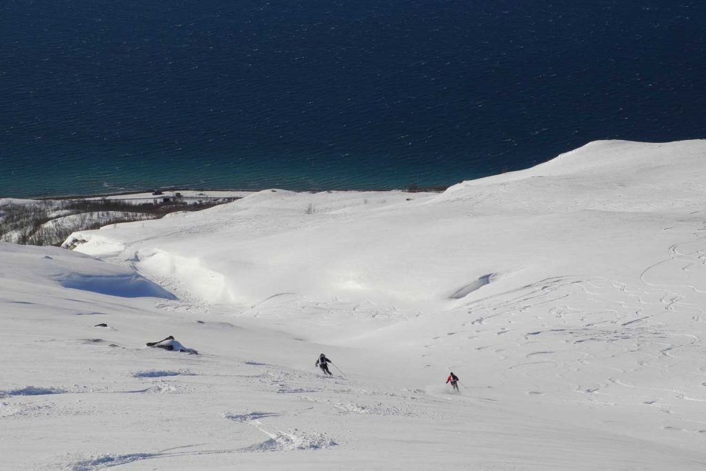Skitouren-Norwegen-Lyngenalps---Abfahrt-zum-Meer