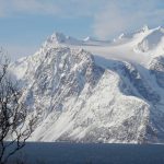 Skitouren-Norwegen-Lyngenalps---Am-Fjord-mit-Blick-zum-Berg