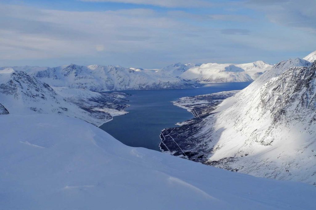 Skitouren-Norwegen-Lyngenalps---Blick-in-Fjord