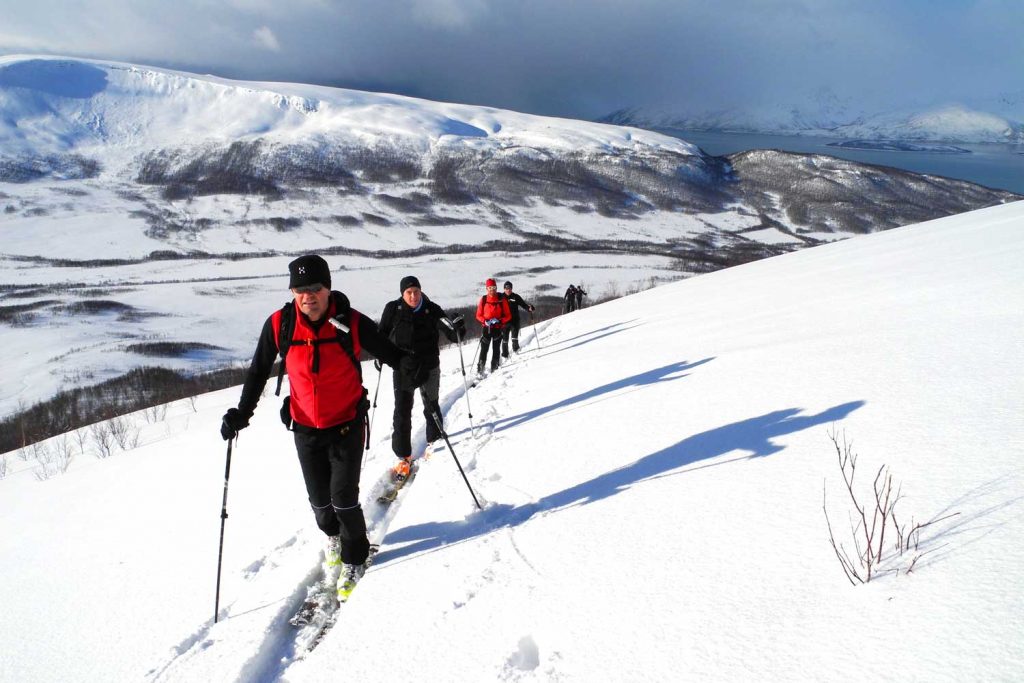 Skitouren-Norwegen-Lyngenalps---Skitourengeher-im-Aufstieg
