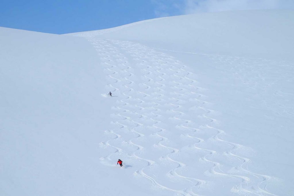 Skitouren-Norwegen-Lyngenalps---Tiefschneeabfahrt