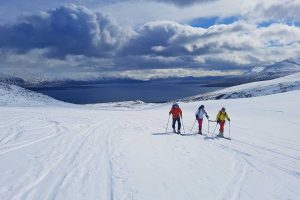 Skitouren-in-Island----Skitourengeher-im-Aufstieg