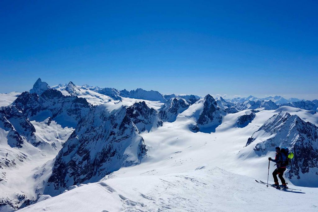 Haute-Route---Gipfel-Pigne-d´Arolla-mit-Blick-zum-Matterhorn