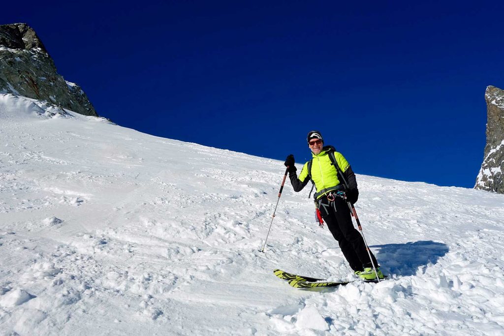 Haute-Route---Skitourengeher-auf-der-Abfahrt-zum-Glacier-d´Arolla