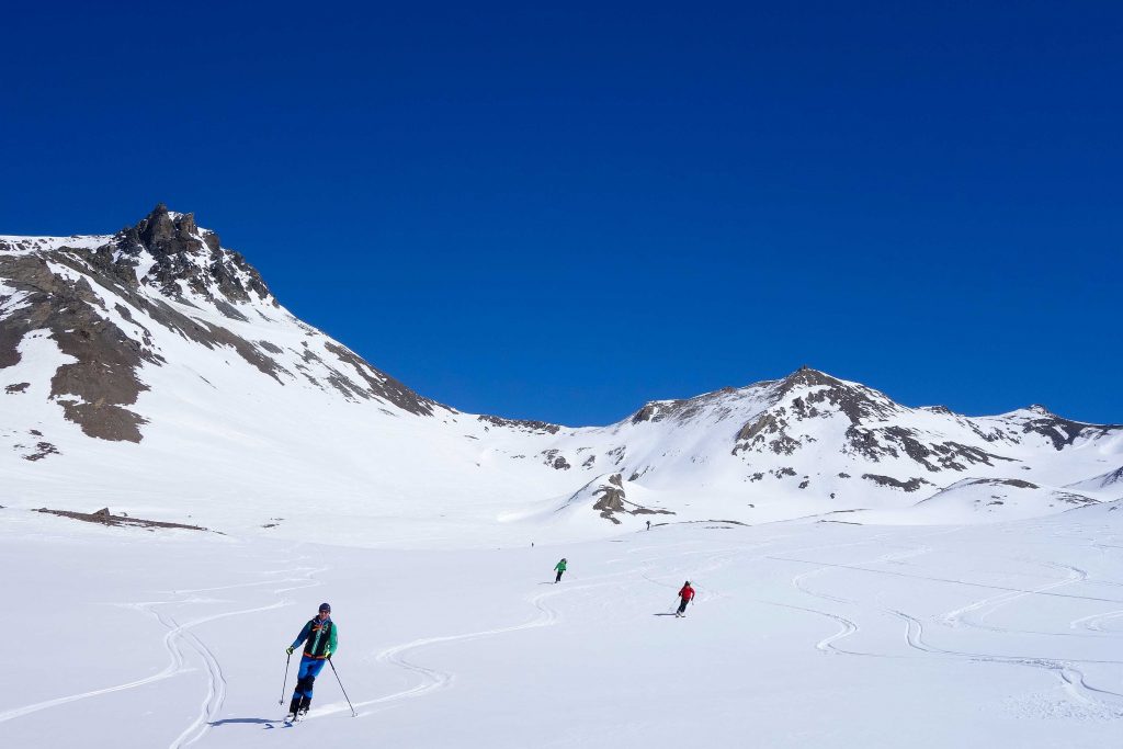 Silvretta-Durchquerung---Skitour-Abfahrt-vom-Kronenjoch-zur-Jamtalhütte