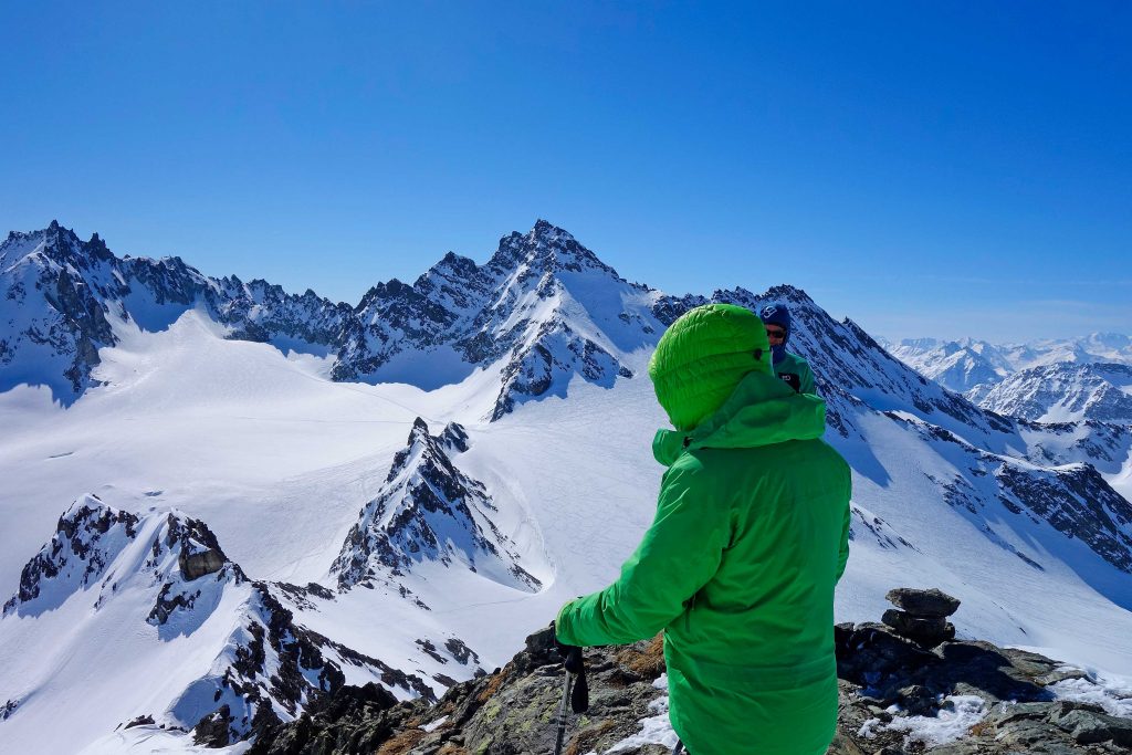 Silvretta-Durchquerung---Skitour-am-Ochsenkopf-mit-Blickzur-Dreiländerspitze